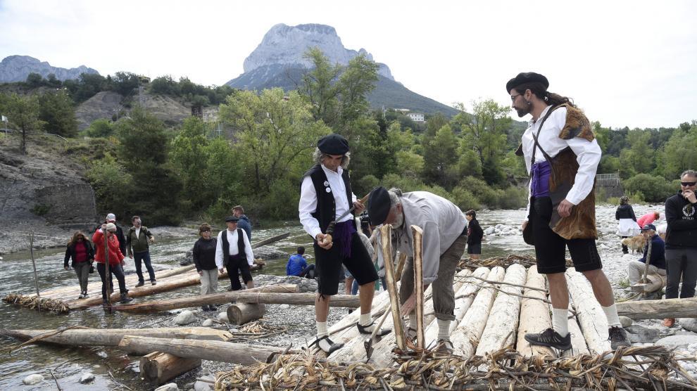 Imagen El escaso caudal del Cinca deja varadas a las navatas por primera vez: 