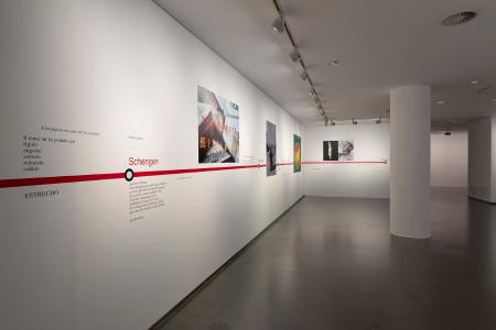 Rogelio López Cuenca. No/W/here, 1998. Instalación compuesta por fotografías, cuadros, texto y vídeo Vista de Schengen (color y sonido, 120 min). Dimensiones variables. Cortesía del artista y del Museo Arte Contemporáneo de Castilla y León (MUSAC)