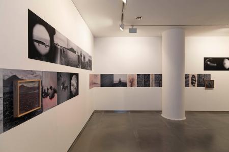 Cristina De Middel. Jan Mayen, 2015. Instalación. Dimensiones variables. Cortesía de Cristina De Middel / Magnum Photos. Foto: Javi Broto