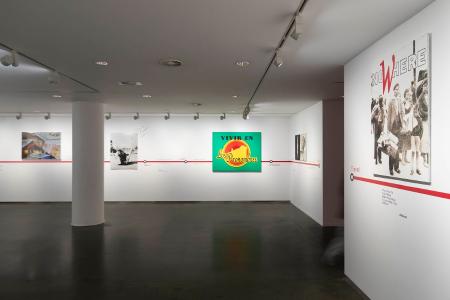 Rogelio López Cuenca. No/W/here, 1998. Instalación compuesta por fotografías, cuadros, texto y vídeo Vista de Schengen (color y sonido, 120 min). Dimensiones variables. Cortesía del artista y del Museo Arte Contemporáneo de Castilla y León (MUSAC). Foto: Javi Broto