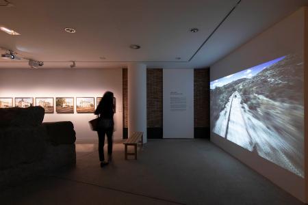 Greta Alfaro. Decimocuarta estacio?n, 2019. Instalación. Dimensiones variables. Cortesía de la artista y de la Galería Rosa Santos. Foto: Javi Broto
