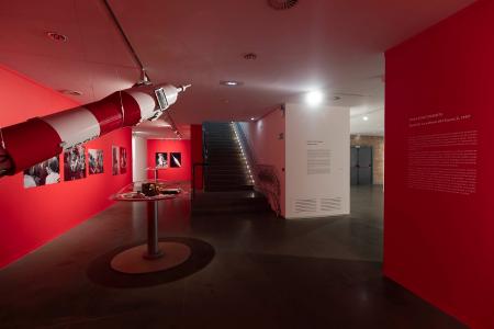 Joan Fontcuberta. Sputnik: la odisea del Soyuz 2, 1997. Instalación. Dimensiones variables. Colección de Arte Contemporáneo Fundación «la Caixa». Foto Javier Broto