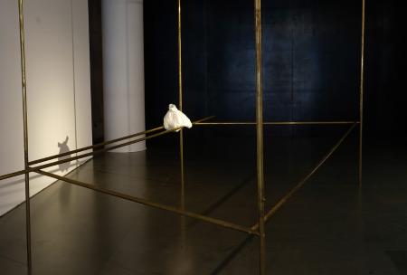José Noguero. Nivell Zero, 2008. Estructura de latón y bolsa con fragmentos de yeso. 238 x 394 x 210 cm