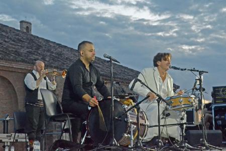 Bregovic convierte la Cartuja de Sariñena en una pista de baile